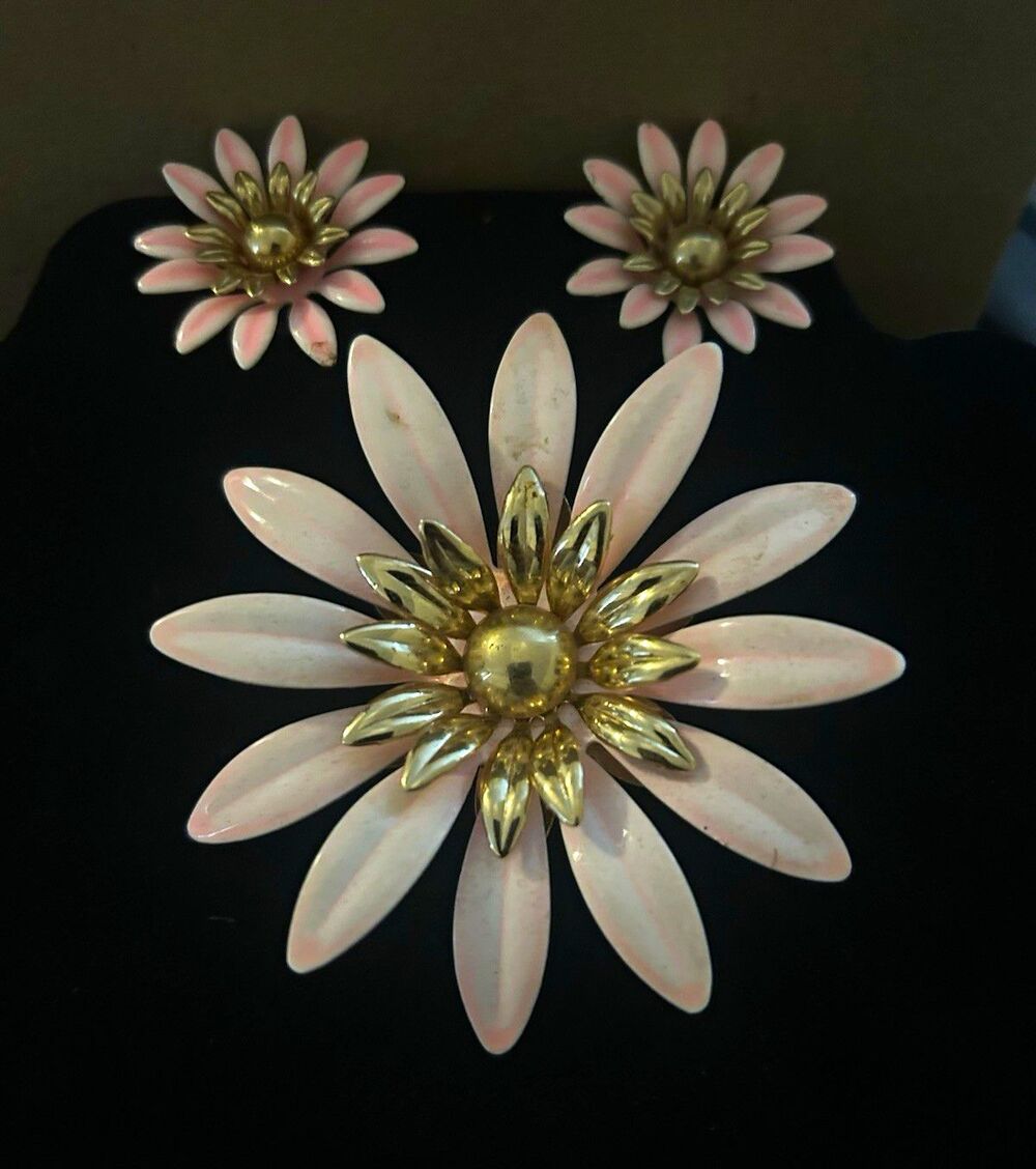 Vintage Sarah Coventry Pink Daisy Brooch Clip-On Earrings Set